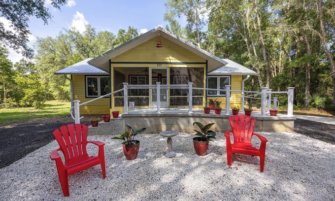 Melrose Cottage | Charming Lily Pad Lakeside 2/2 cottage WiFi, Hottub, Firepit in Historic Melrose