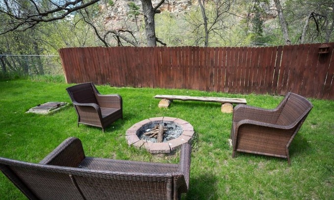 Rapid City Cabin | ❖Charming Log Cabin❖Firepit❖Great Deck with Grill❖