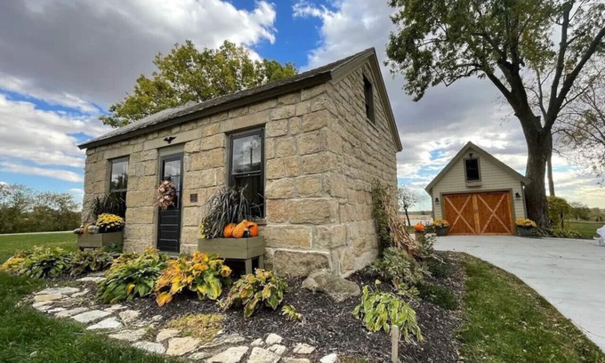 Pella House | Charming, modern and cozy HISTORIC DUTCH retreat on the bike path