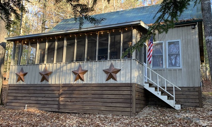 Wiley Cabin | Charming Mountain Cabin close to Lake Burton!
