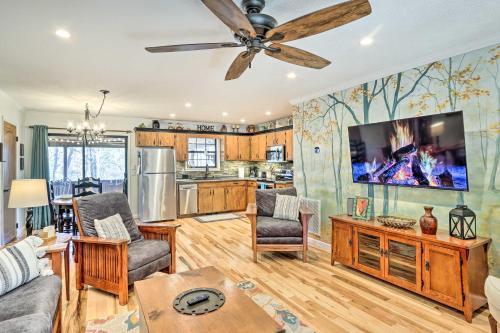 Murphy House | Charming Murphy Escape with Fire Pit and Hot Tub!