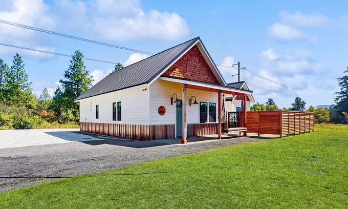 Cle Elum House | Charming new-build mountain retreat with panoramic views, gas fire table, trails