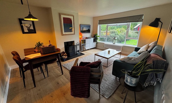 New Forest District Apartment | Charming New Forest property with a garden and countryside views in village hub