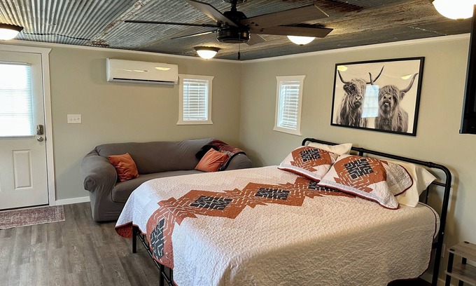 Farmers Retreat House | Charming new tiny house-Friendship IN