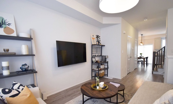 Hamilton House | Charming newly-built retreat, minutes to beachfront!