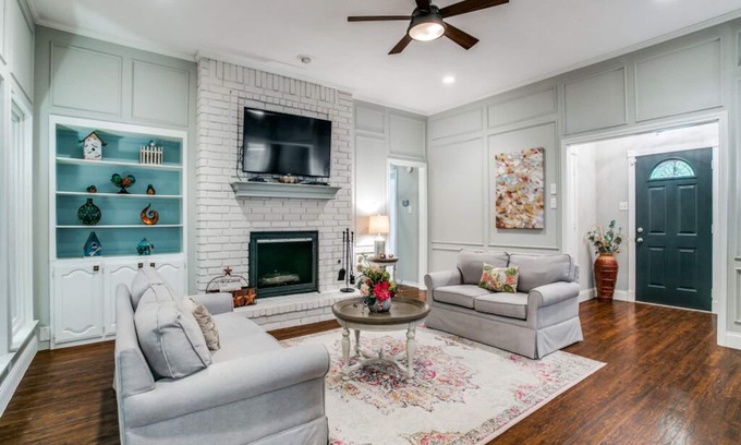 Grapevine House | CHARMING ONE STORY HOME IN THE HEART OF GRAPEVINE!