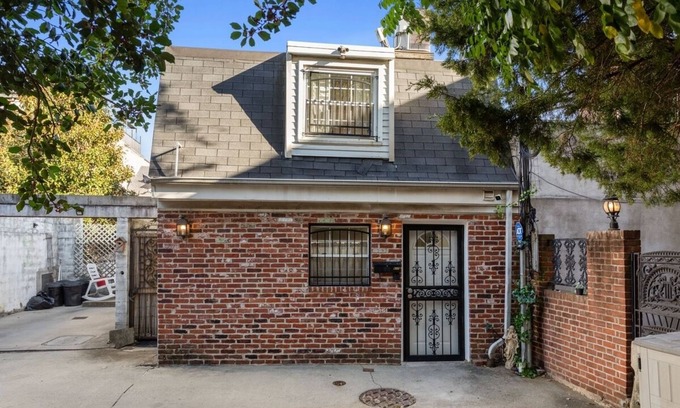 Queen Village Cottage | Charming Philly Cottage w/Parking on Quiet Street Near City Hotspots