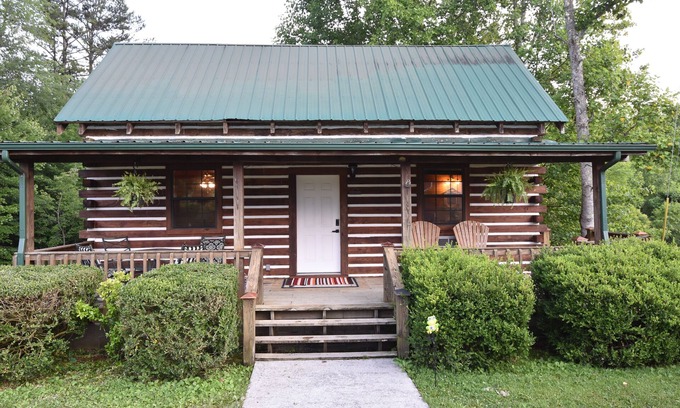 Woodbine Cabin | Charming pondside cabin with semi-private 2-bedrooms 5 minutes from Laurel Lake