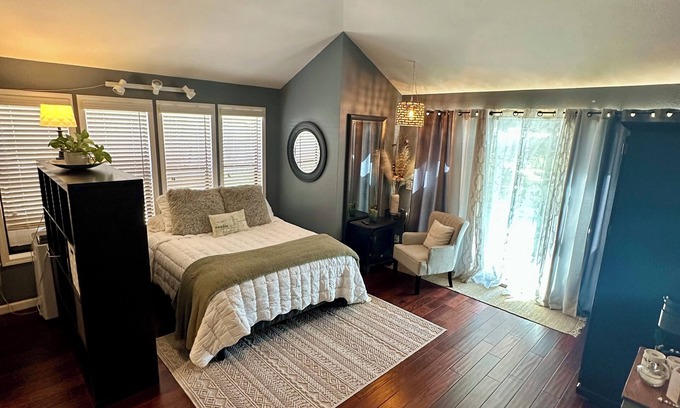 Represa Apartment | Charming poolside studio in Folsom with WiFi, AC