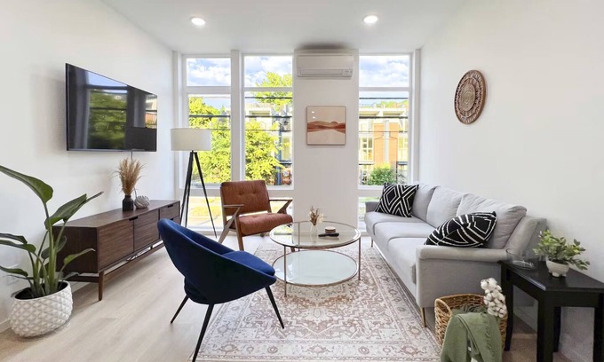 North Delridge House | Charming Rooftop View in heart of Seattle - Townhome with WiFi, AC