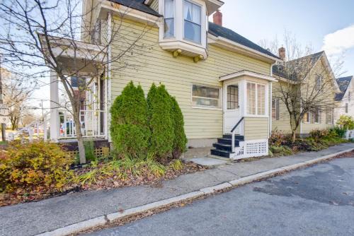 Southern Coast Apartment | Charming Saco Apartment about 4 Mi to the Beach!