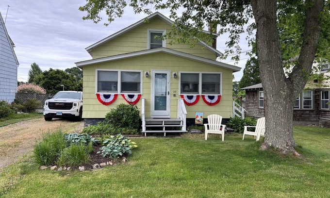 Lords Point House | Charming Seaside Cottage 2-bedroom with WiFi, AC in Lord's Point ,Stonington.