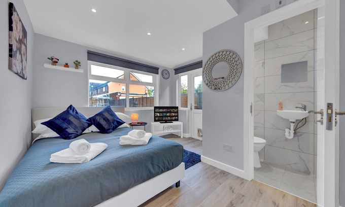 Hillingdon Apartment | Charming Serviced Studio West Drayton London UB7