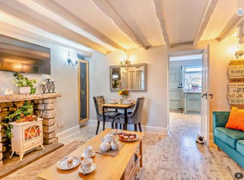 Bryncethin House | Charming Shepherd's Cottage, Pets Welcome,parking