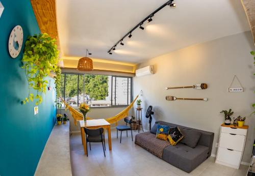 Copacabana Apartment | Charming Stay with Mountain Views