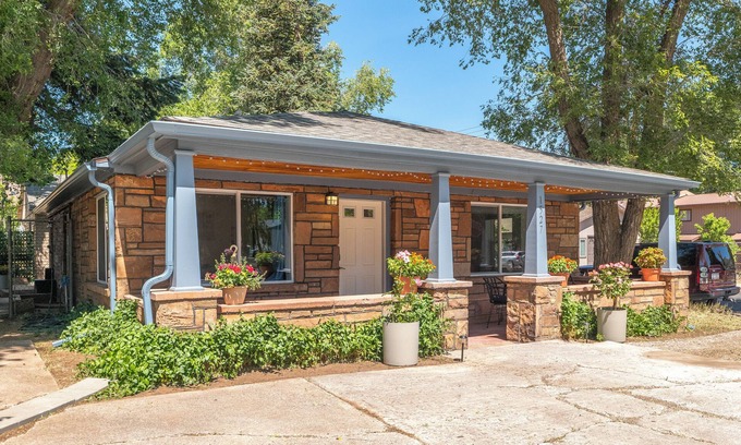 Flagstaff Cottage | Charming stone cottage "The Stay On The Way"