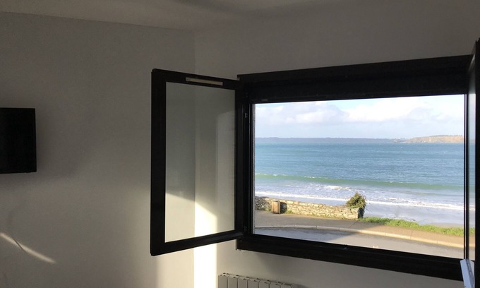 Camaret-sur-Mer Apartment | CHARMING STUDIO FACING THE BEACH FOR 2 PEOPLE NEW BEDDING 160*200