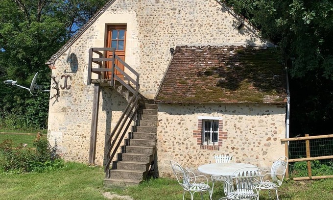Courcerault Apartment | Charming studio in 17th century farmhouse on working horse farm