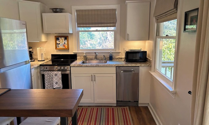 Christchurch Apartment | Charming studio in lovely Topping with AC, WiFi that has stunning water views!