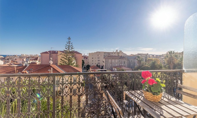 Old Town Condo | Charming studio in the heart of Menton, ideally located just a stone's throw from the sea and local shops. Fully equipped for your comfort, it features a quality sofa bed, a functional kitchen, and everything you need for a pleasant stay.