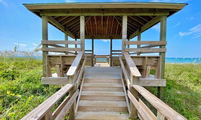 Atlantic Beach Apartment | Charming studio condo with wifi, pool, cable - just steps from the ocean!