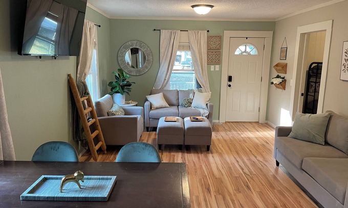 Winfield House | Charming & Stylish 2-bedroom house with free WiFi in Winfield