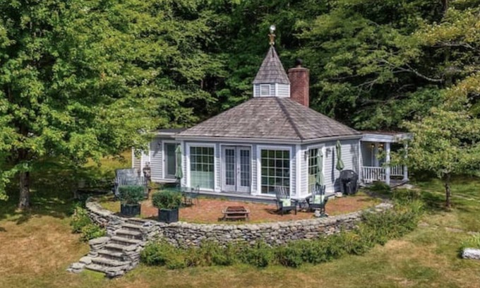 West Stockbridge Cottage | Charming unique cottage Relax & enjoy the stunning mountains with private views!