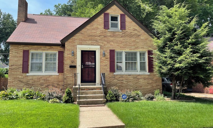 Springfield House | Charming updated 2 BR/2BA+Den home close to Capitol & Medical Complex