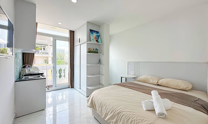 Phu My Hung Apartment | Charming Studio with Kitchen & Rooftop Terrace in Secure HCMC Neighborhood