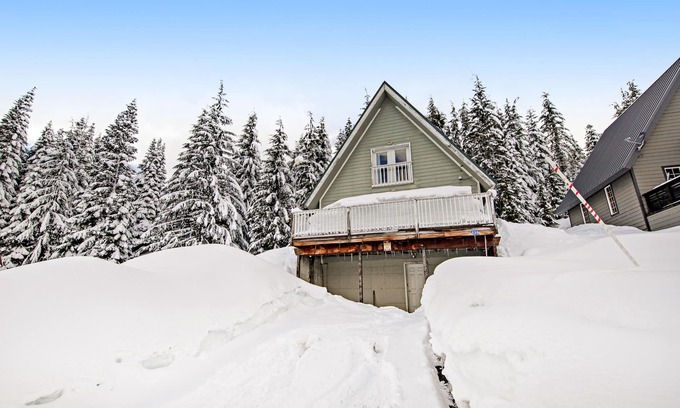 Snoqualmie Pass Cabin | Charming, walk-to-lifts cabin with mountain views, kayaks & arcade game