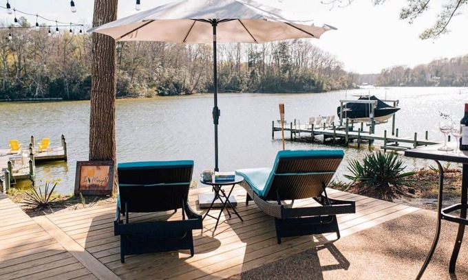 Topping House | Charming Waterfront Cottage Small Beach