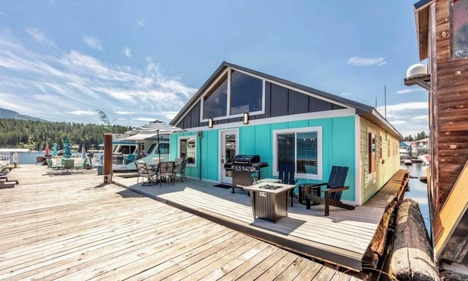 Bayview House | Charming waterfront retreat with boat dock