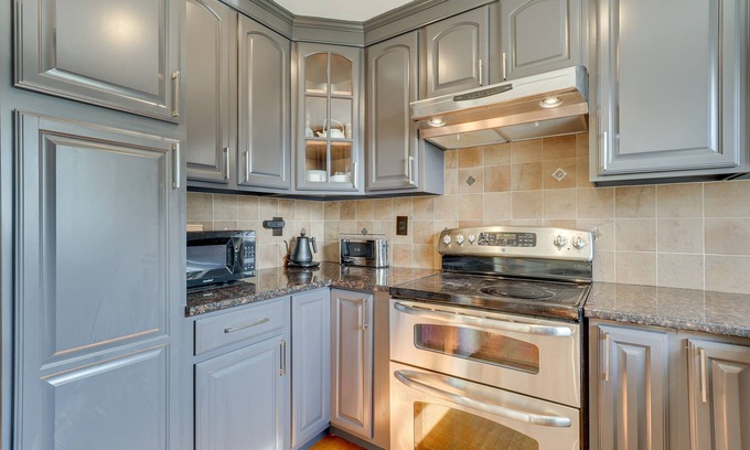 West Haven Cottage | Charming West Haven Home - Walk to Beach!