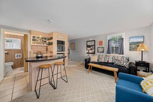 Woodstock House | Charming Woodstock Skylight Retreat-10 Min to Loon