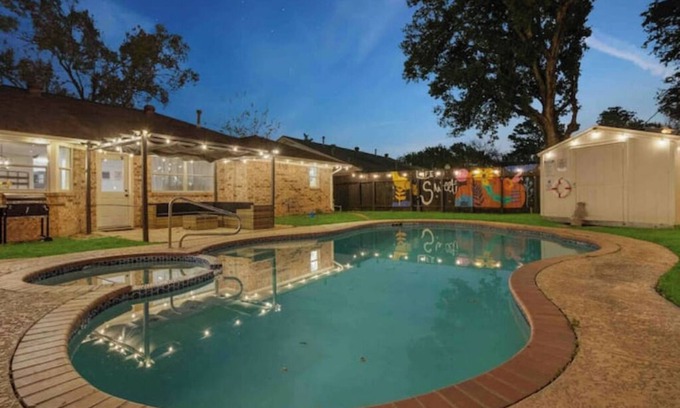 Garden Oaks House | Charming Zenith home-4BRs- amazing pool- mini golf - Houston I-610&US290n