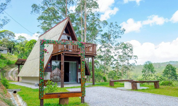 Sao Pedro de Alcantara Ski Chalet | Charmoso chalé no campo com vista para a natureza