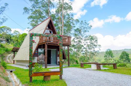 Sao Pedro de Alcantara Ski Chalet | Charmoso chale no campo com vista para a natureza