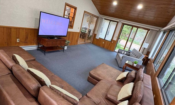 Chaska House | Chaska Retreat with Home Theater Near Ren Fest, and Many Other Attractions