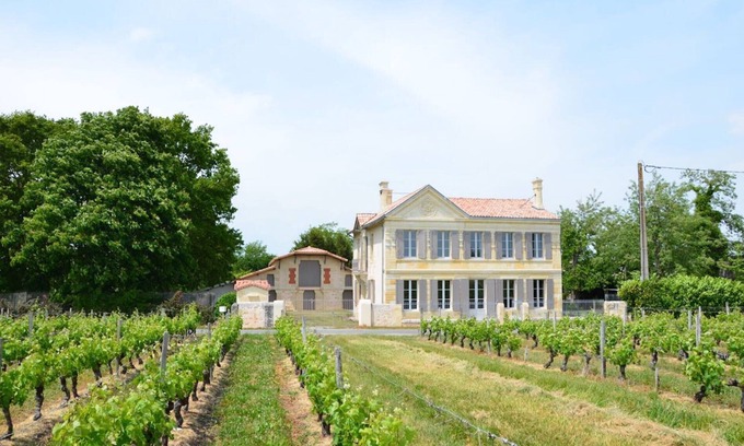 Saint-Christoly-Medoc Other | Château La Tour Blanche, surrounded by vineyards and 25 minutes from the beaches