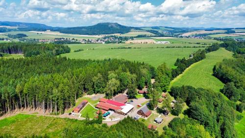 Police nad Metuji Cabin | Chatový areál Zděřina