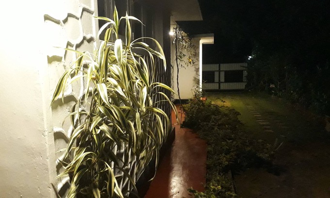 Ella Villa | Cheerful 2 bed room with free parking and staying