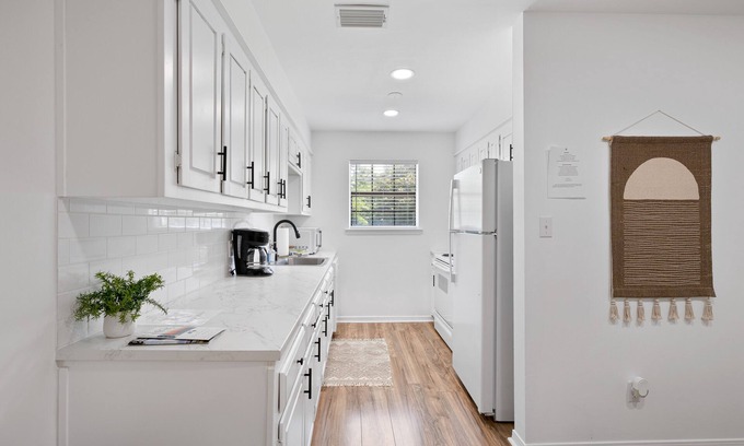 Fairhope House | Cheerful 2 Bedroom Cottage with KING BED + Fenced Yard