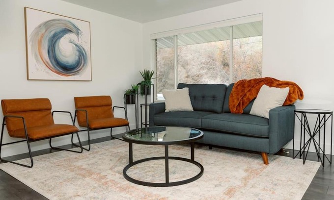 Logan Apartment | Cheerful 3 Bedroom near USU - Inspiring Memories