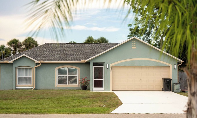 Port Saint Lucie House | CHEERFUL 3 BEDROOM HOME