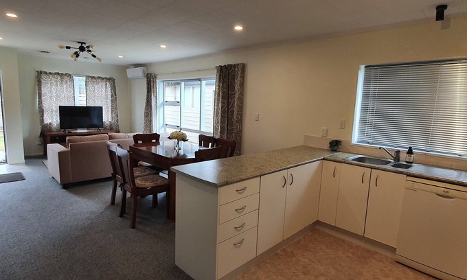 Birkdale House | Cheerful 3BR Home - Free WiFi & Netflix