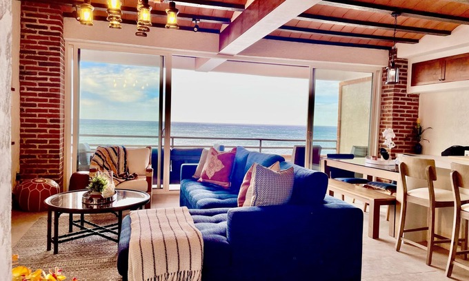 Primo Tapia House | Cheerful 4 bedroom with ocean front hot tub!