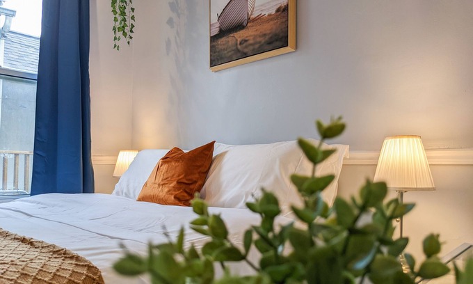 Windsor House | Cheerful & cozy downtown 2bdr with free parking