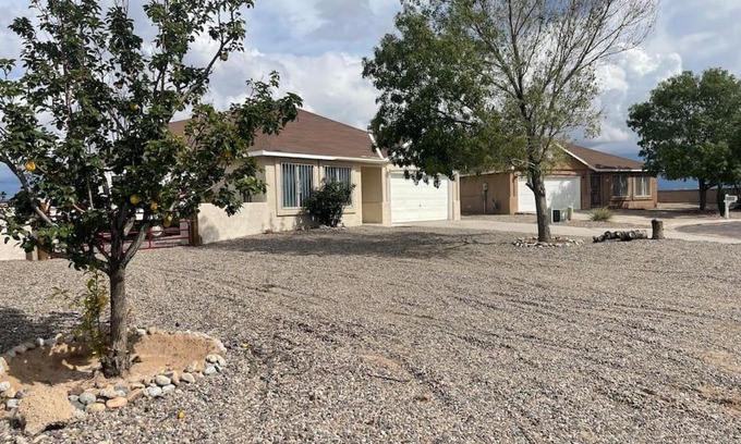 Bosque House | Cheerful Three Bedroom Home with Mountain Views