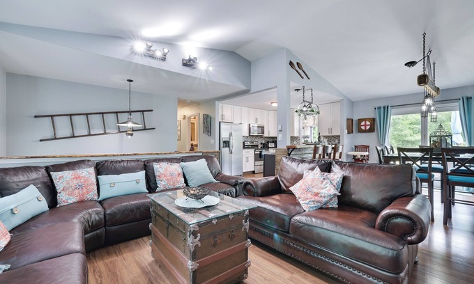 Henryville House | Cherry Lane Sanctuary, Rustic Retreat on 6 Acres with Sauna/Hot Tub/Pool/Golf
