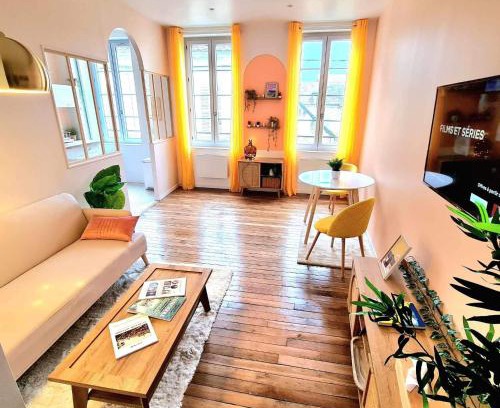 Tonnerre Apartment | Chez Alba - terrasse, local à vélos et parking au centre historique